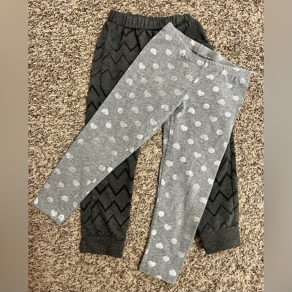 2 Pairs Girls Size XS 4-5  Chevron Hearts Pattern Leggings